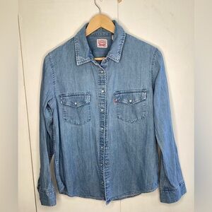 Women's Levi denim shirt, Pearl Snaps, Long Sleeve, Med.